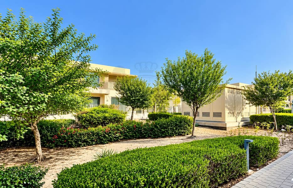 15 Sunny Modern Courtyard Garden. png