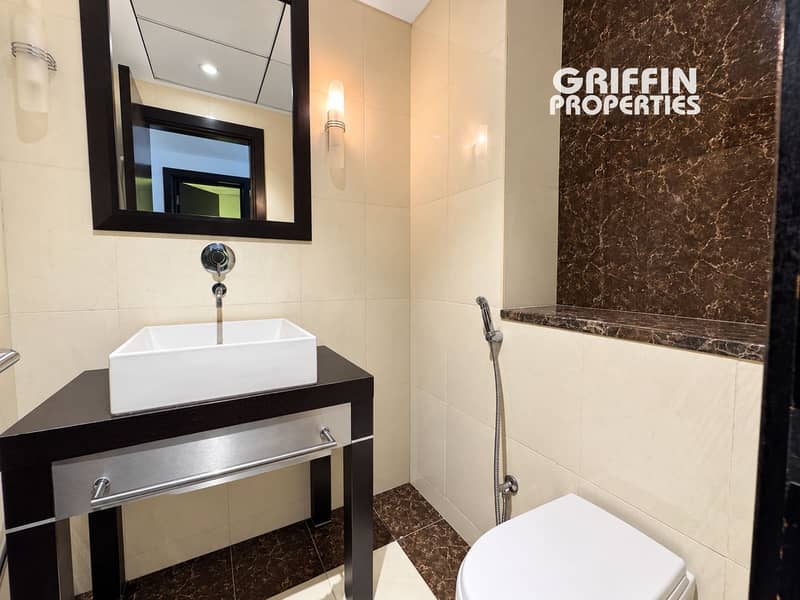 13 Bright, Clutter-Free Guest Bathroom-4. png