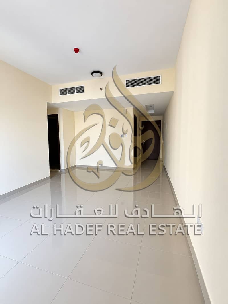 5 غرفة معيشة عصرية فارغة ونظيفة. png