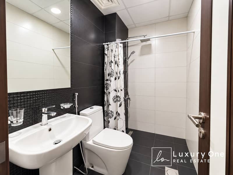 8 Modern Black-and-White Bathroom Interior. png