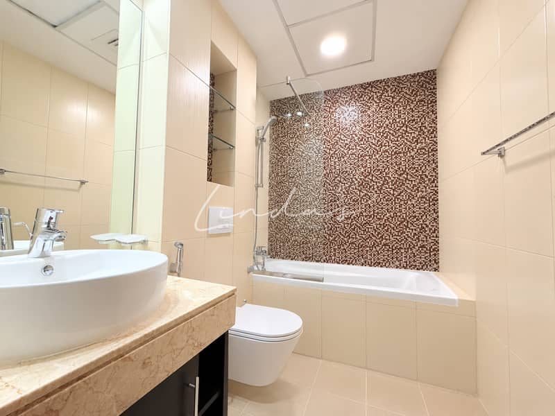 14 Bright Modern Mosaic Tile Bathroom