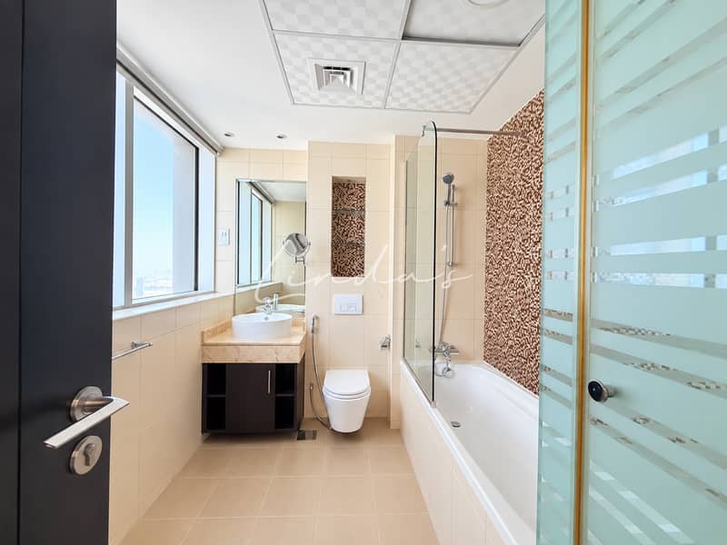 15 Modern Hotel Style Bathroom Interior