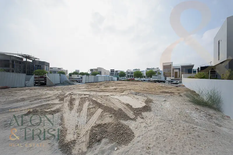 Golf Course Plot | G + 2 | Free Hold | Single Row