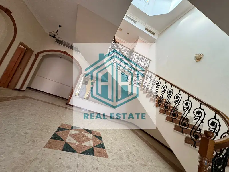 BEUTIFUL VILLA FOR SALE IN AL mizhar first / DISTRESS PRICE WITH BIG SIZE