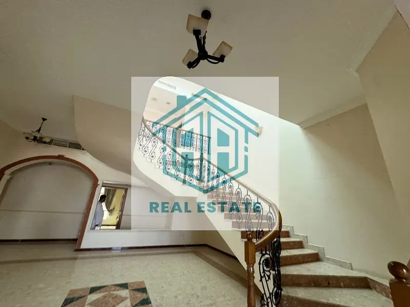 BEUTIFUL VILLA FOR SALE IN AL mizhar first / DISTRESS PRICE WITH BIG SIZE