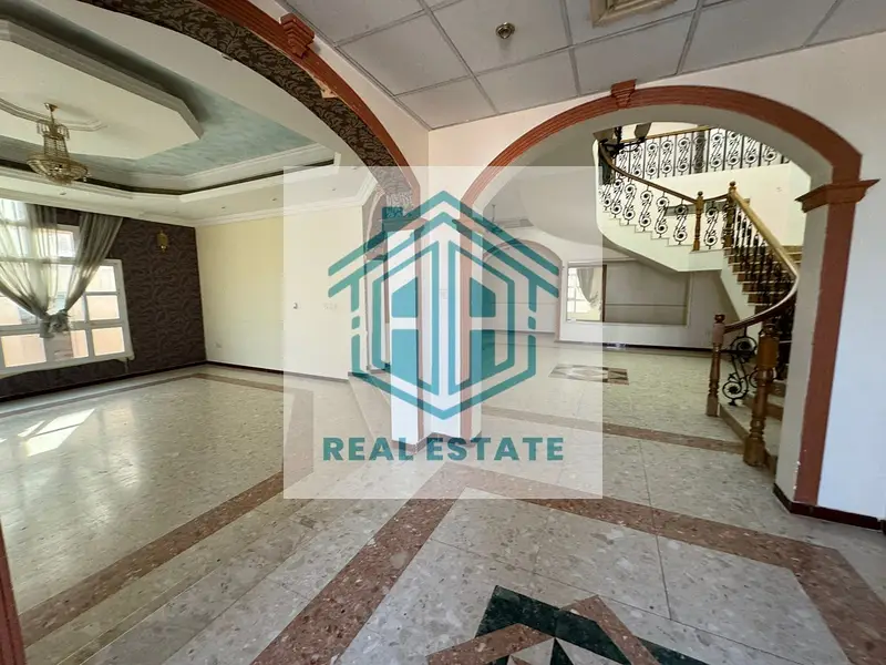 BEUTIFUL VILLA FOR SALE IN AL mizhar first / DISTRESS PRICE WITH BIG SIZE
