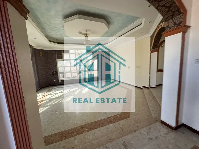 BEUTIFUL VILLA FOR SALE IN AL mizhar first / DISTRESS PRICE WITH BIG SIZE