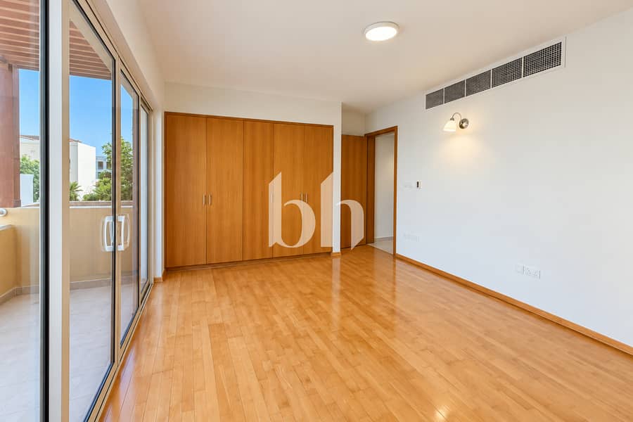 16 Brightcleanpropertywithpatioandgreenery 4