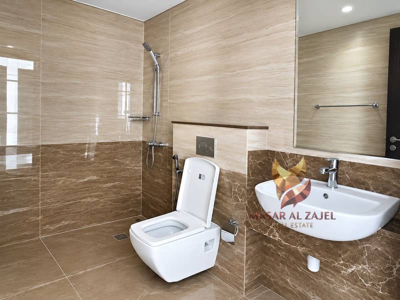 31 Salle de bain moderne en pierre beige et marbre brun. png