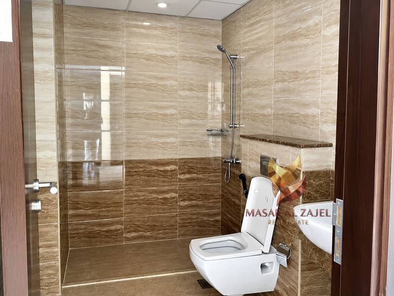 33 Salle de bains moderne en marbre beige. png