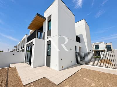 تاون هاوس 4 غرف نوم للايجار في المرابع العربية 3، دبي - Modern stucco home with balcony. png