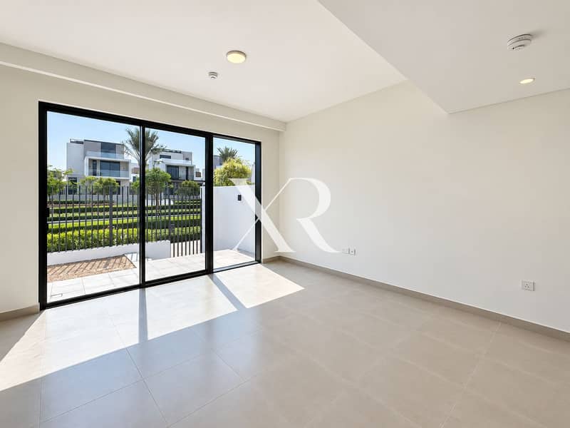 14 Sunlit empty room with terrace. png