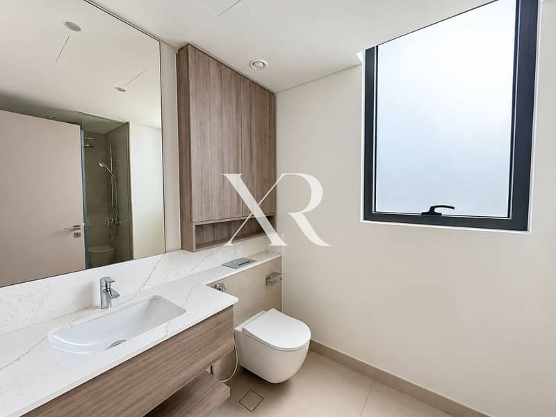 20 Polished Bathroom With Natural Daylight. png
