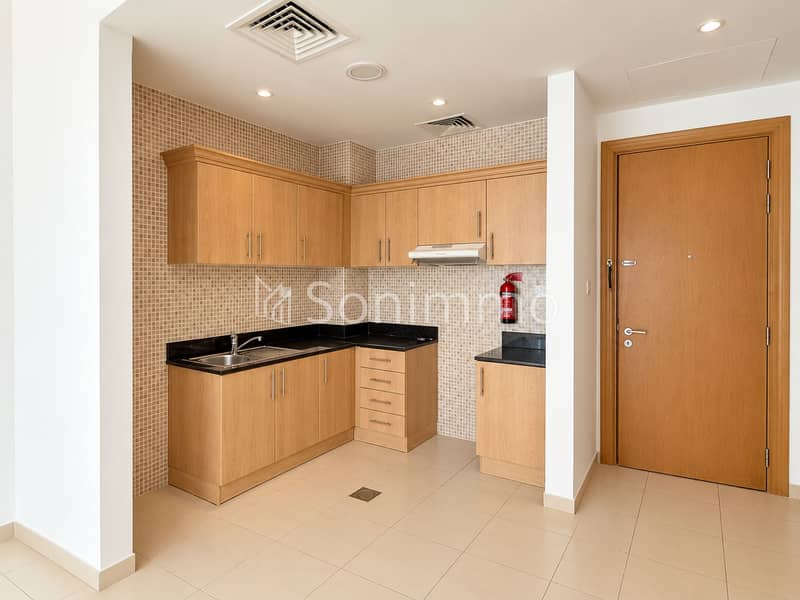 2 Modern Oak Kitchenette Entryway. png