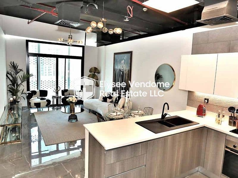 4 Living Room & Kitchen. jpg