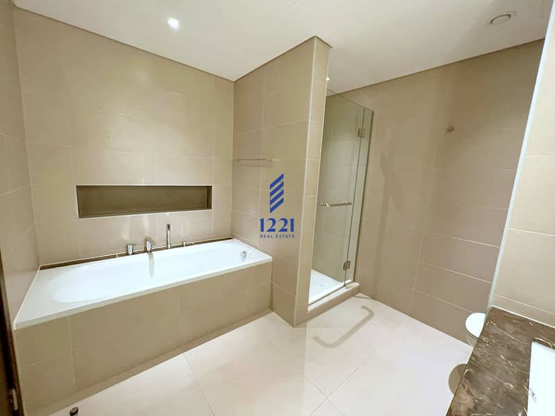 18 4306 BLVD T2 bathroom_bathtub_shower_warm_1920x1440. jpg