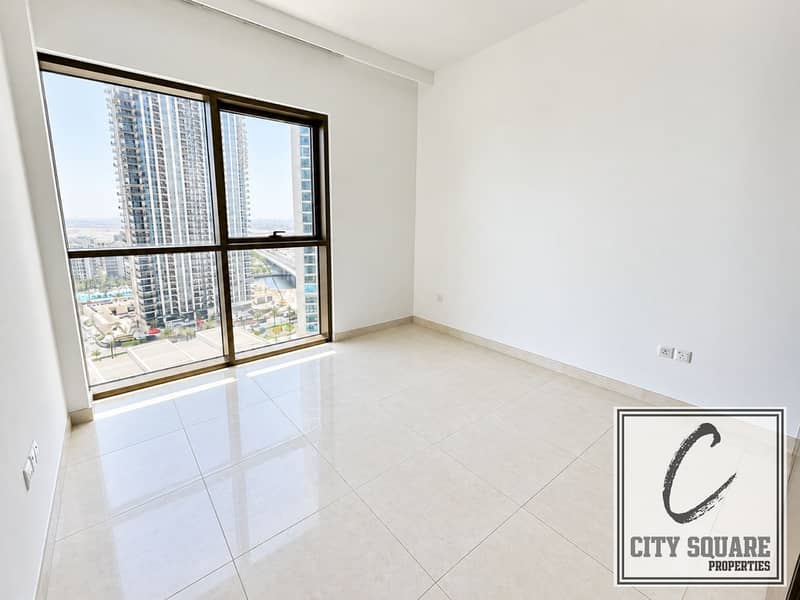 10 resize_Bright Minimalist Room with City View. png