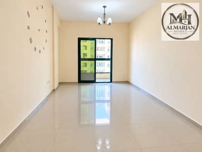 1 Bedroom Apartment for Rent in Al Nuaimiya, Ajman - غرفة معيشة عصرية بإطلالة شرفة. png