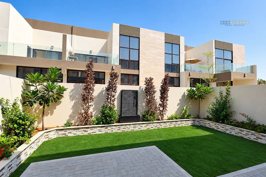 20 Modern Courtyard Garden with Water Feature. png