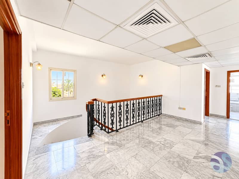10 Elegant Marble Landing with Ornate Railing. png