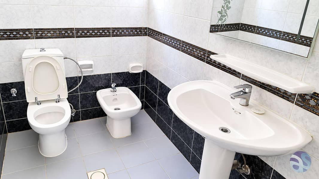 17 Bright Marble-Tiled Bathroom Interior. png