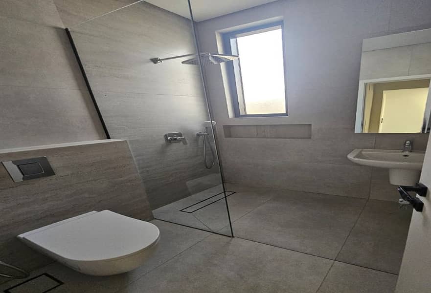 6 Luxury 5BR Villa | Modern Living | Ample Parking — photo 6