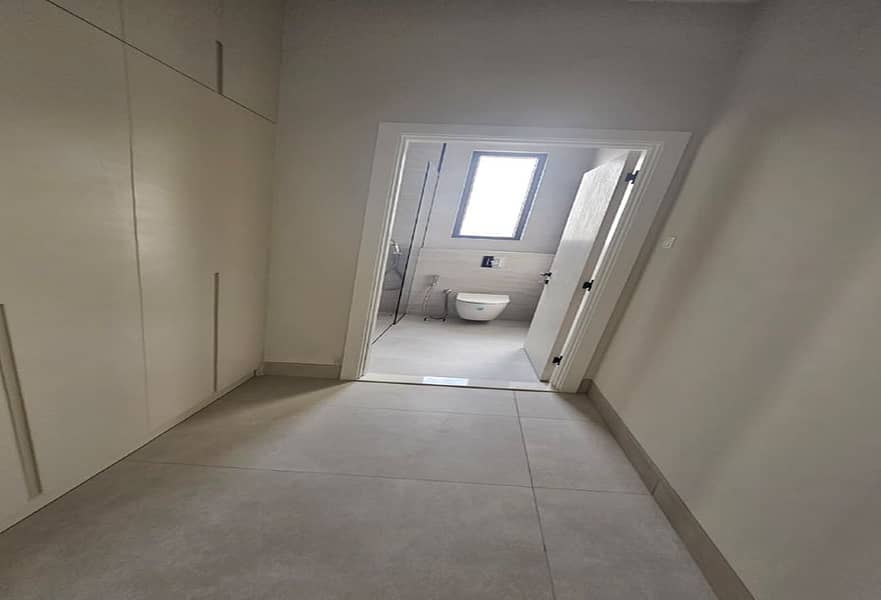 9 Luxury 5BR Villa | Modern Living | Ample Parking — photo 9
