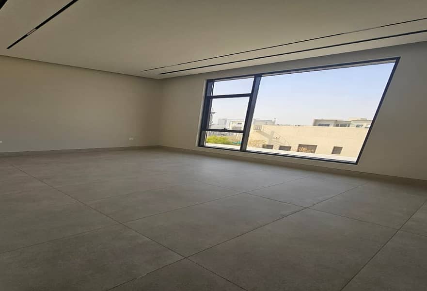 11 Luxury 5BR Villa | Modern Living | Ample Parking — photo 11
