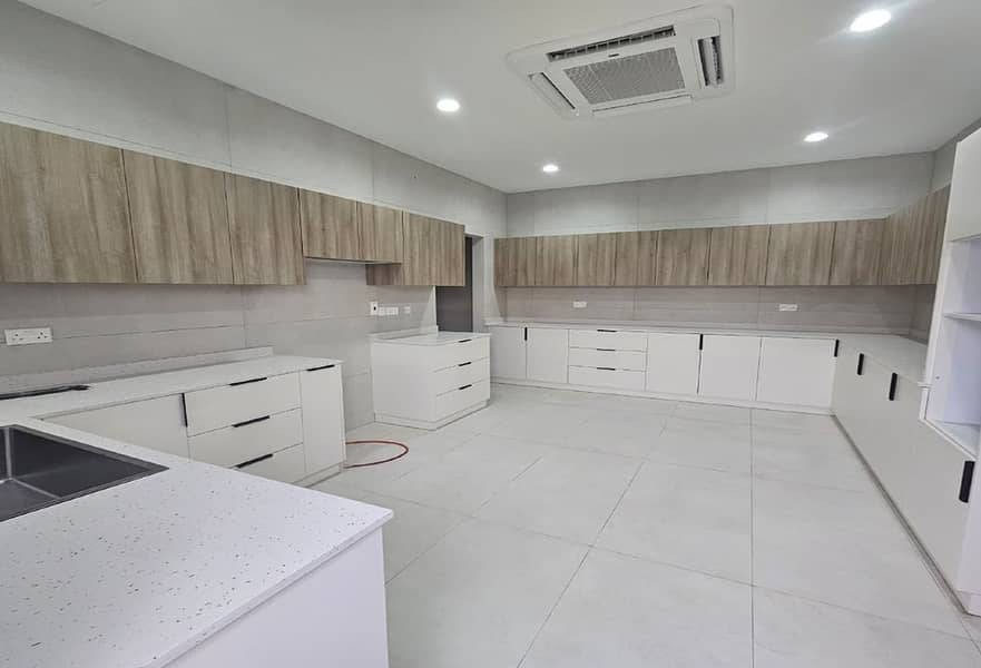 12 Luxury 5BR Villa | Modern Living | Ample Parking — photo 12