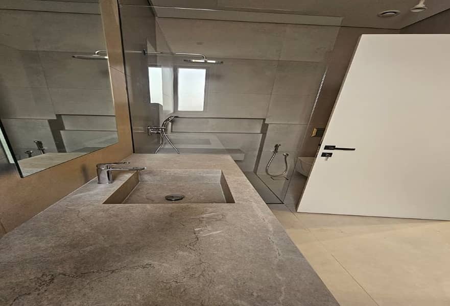 13 Luxury 5BR Villa | Modern Living | Ample Parking — photo 13