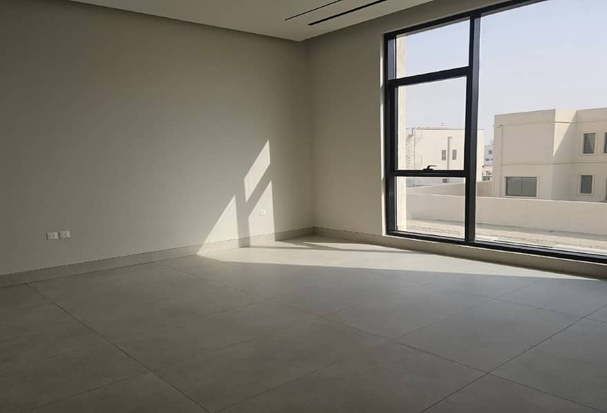 14 Luxury 5BR Villa | Modern Living | Ample Parking — photo 14