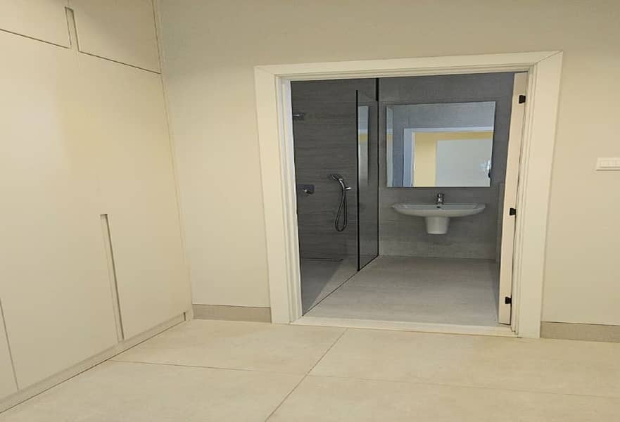15 Luxury 5BR Villa | Modern Living | Ample Parking — photo 15