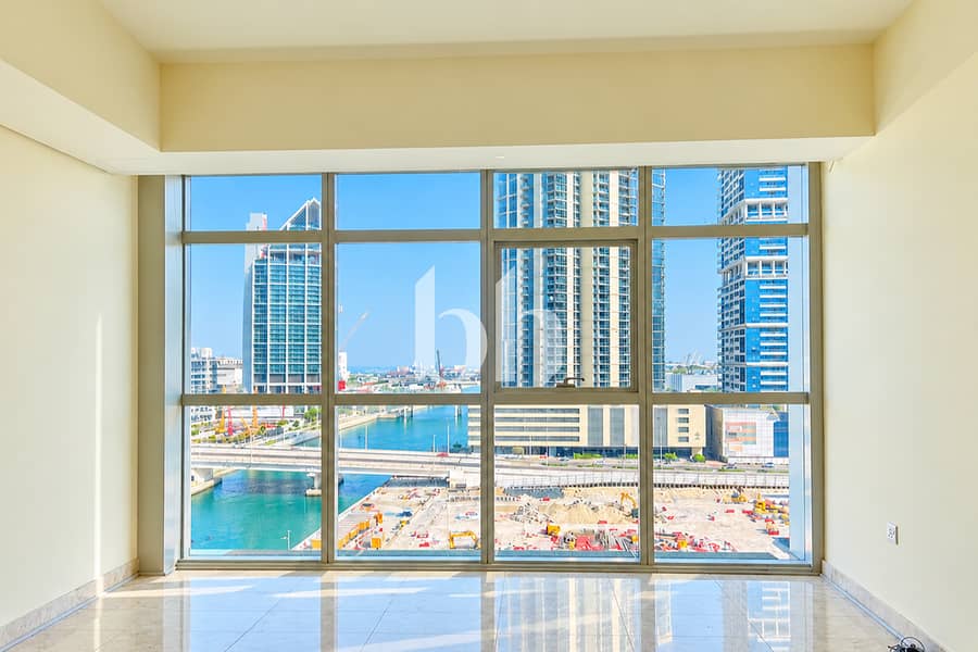 2 Sunlit Empty Roomwith Waterfront Skyline 1