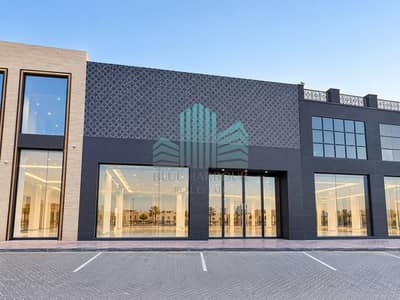 Shop te Huur in Al Barsha, Dubai - Modern Retail Strip at Dusk. png