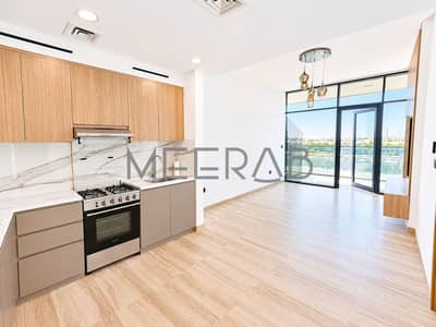 Appartement de 1 chambre à à louer à Dubai Studio City, Dubai - Bright Modern Apartment Kitchen and Living Space. png