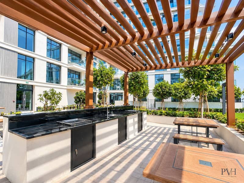19 Sunlit Modern Courtyard Kitchen. jpeg