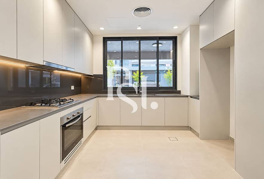 4 Bright Minimalist Kitchen Interior. png