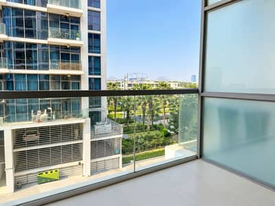 达马克山庄， 迪拜 单身公寓待租 - Modern Balcony Overlooking Urban Greenery. png