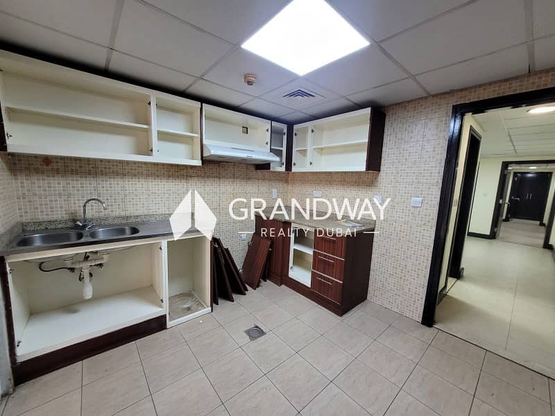 8 Bright Apartment | Spacious Layout | Al Muraqqabat — photo 8