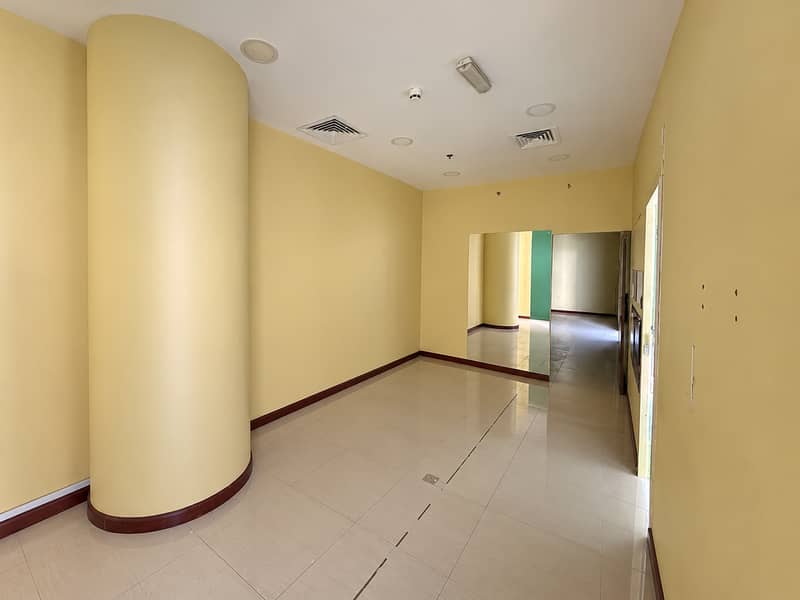6 Cylindrical Column in a Clean Corridor. png