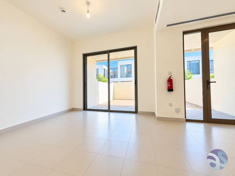 6 Bright Empty Modern Patio Room. png