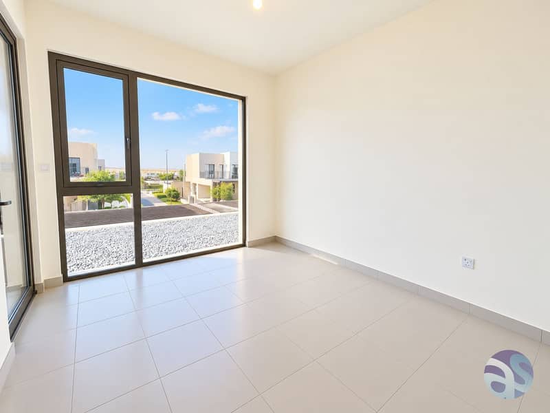 14 Bright Empty Room with Sunny Window View. png