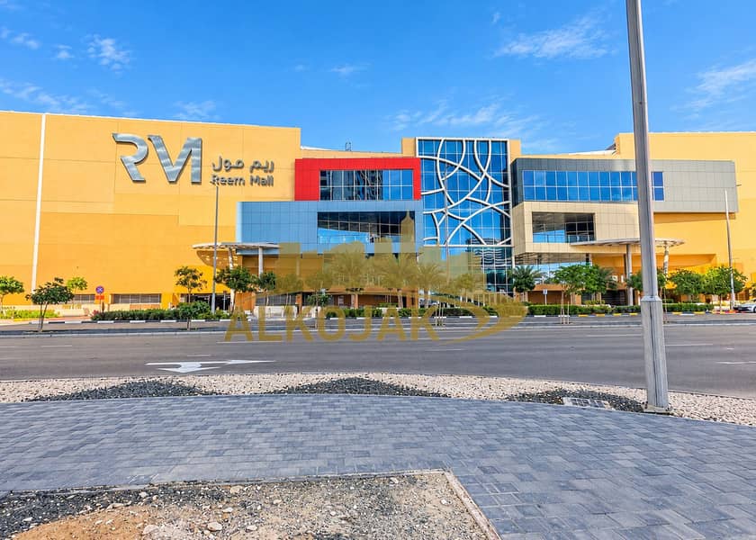 17 Reem Mall in Bright Daylight. png