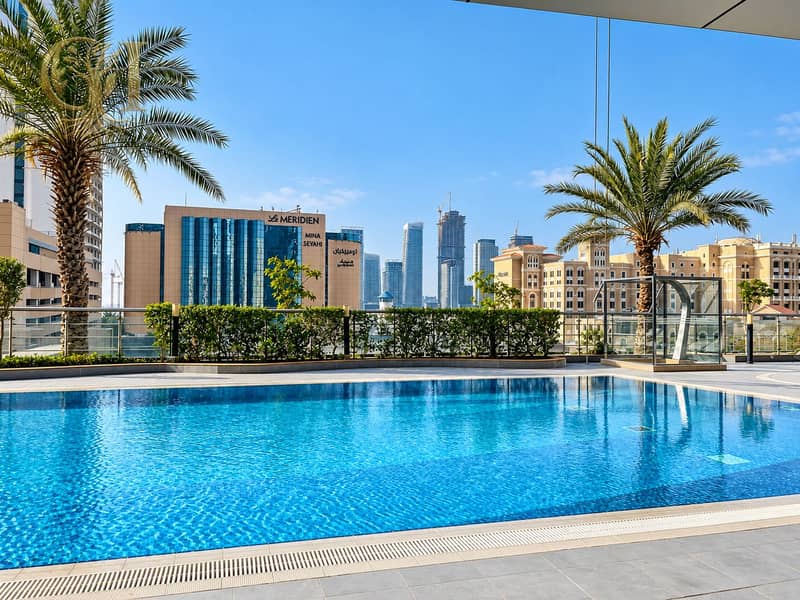 19 Luxury Rooftop Pool with Dubai Skyline. png