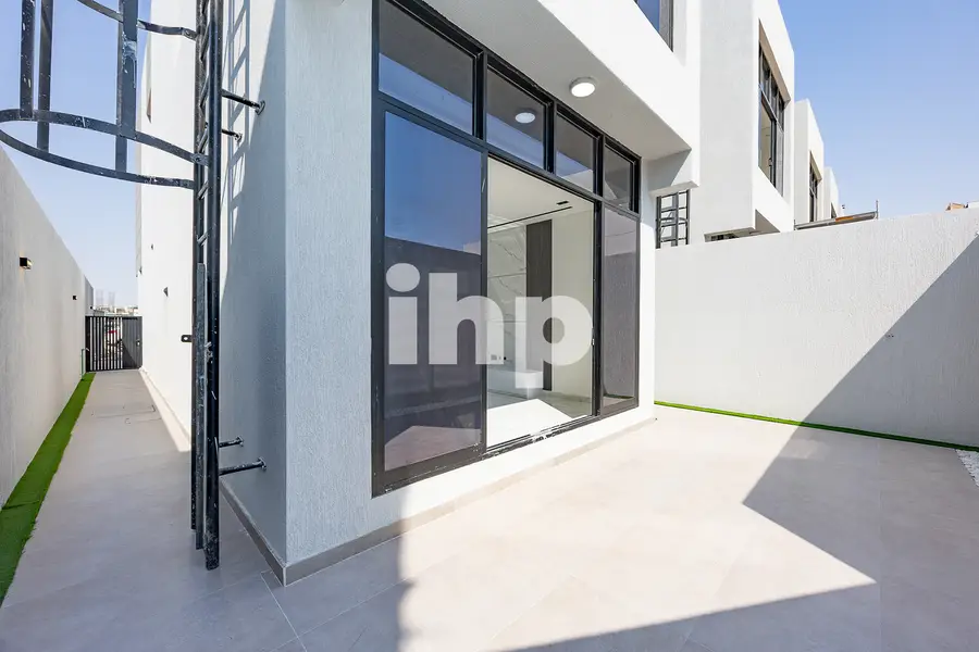Luxury 3 BED | Spacious | Damac living