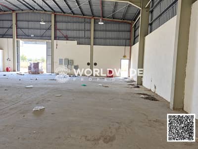 Warehouse de  à à louer à Al Jurf, Ajman - Realistic Warehouse Interior with QR Code-8. png