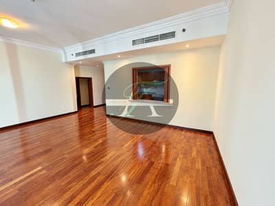 2 habitaciones Apartamento para en Alquiler en Dubai Marina, Dubai - Spacious Empty Living Room with Kitchen Pass-Through. png