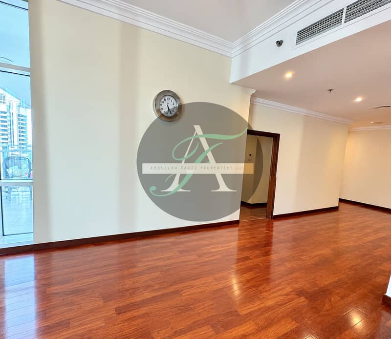 4 Bright Empty Apartment with Wall Clock. png