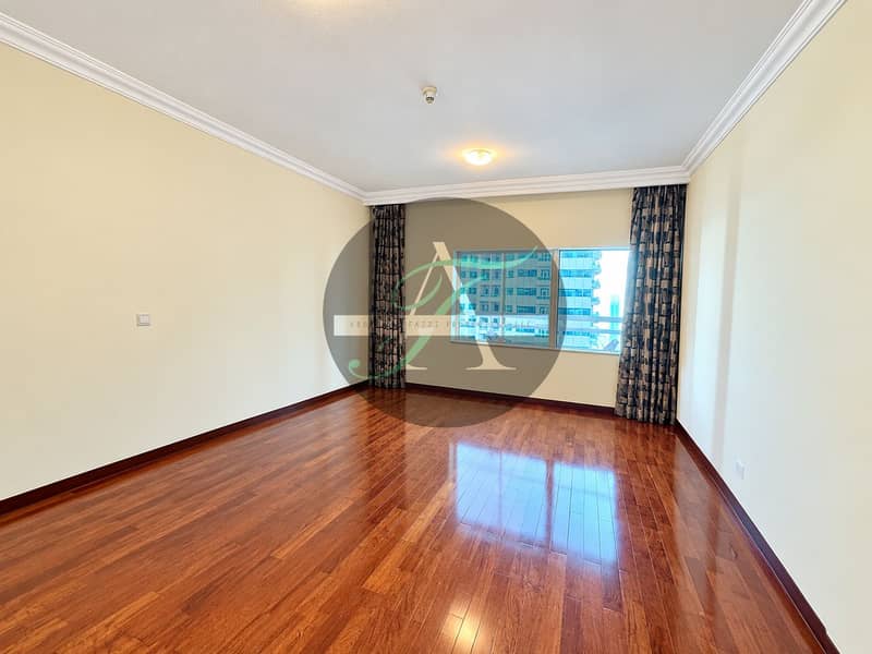 5 Empty Modern Room with City Views. png