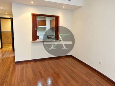 1 habitación Apartamento para en Alquiler en Dubai Marina, Dubai - Modern Apartment with Kitchen Pass-Through. png